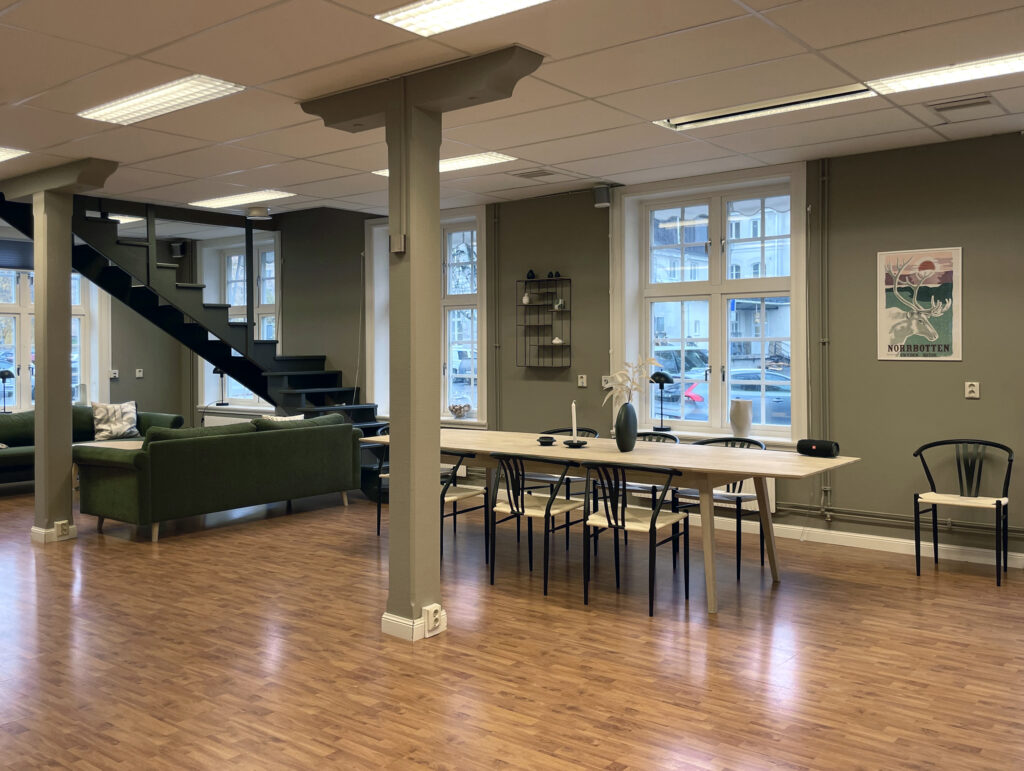 Ett kontor med lugna, sobra färger där mjuka detaljer skapar en harmonisk interiör.