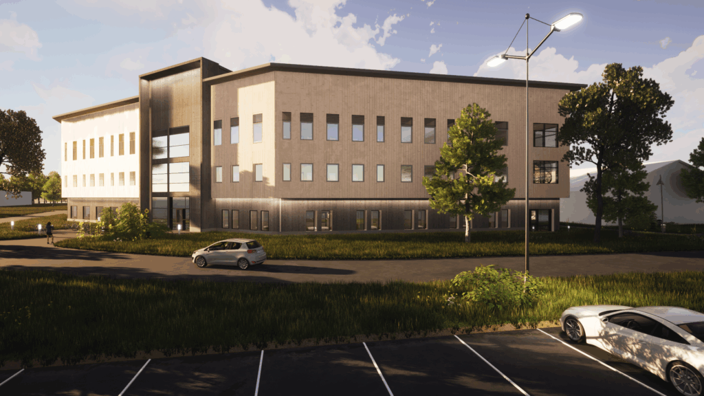 Ett stilrent kontorshus i tre våningar med varm träfasad omgivet av grönt och stående under en blå himmel med lätta moln som ger ett öppet och inbjudande intryck