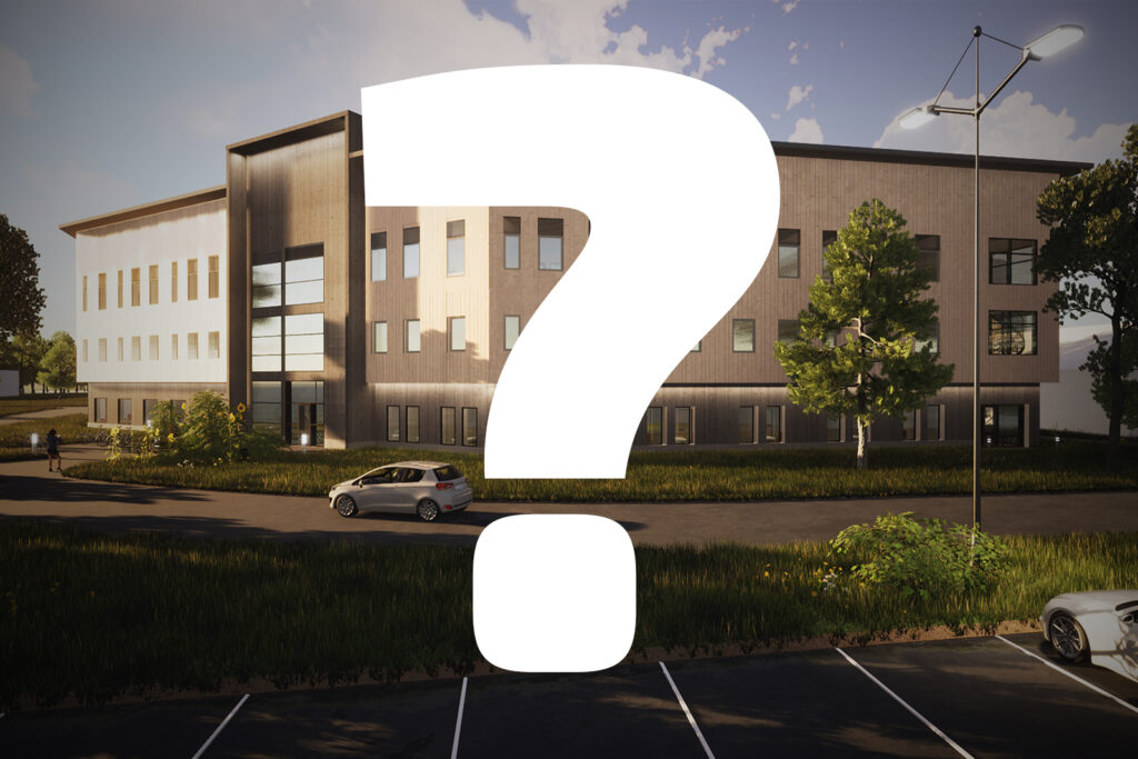 Visualisering av en modern treklädd byggnad i flera våningar, omgiven av grönska och parkering. Ett stort vitt frågetecken ligger ovanpå bilden.