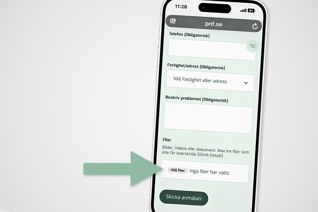 Vit iPhone visar formulär på pnf.se för serviceanmälan. En grön pil pekar mot knappen ”Välj filer”, där användaren kan ladda upp bilder eller dokument.